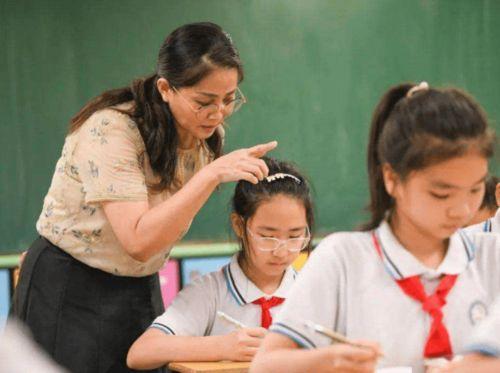 父子交流热门话题,热门话题下的温馨交流瞬间